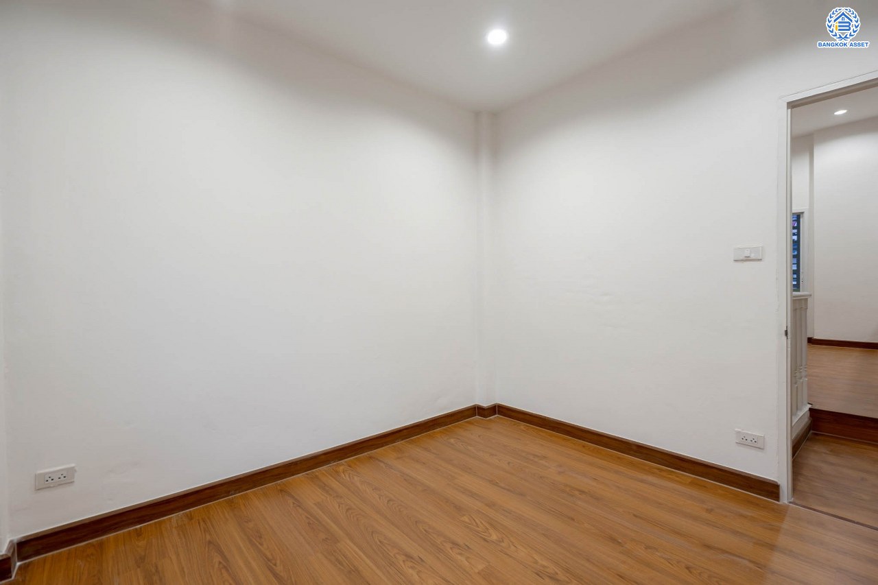 บ้านมือสองตกแต่งใหม่ โครงการ นันทนาการ์เด้น-พาร์คเพลส 345 ราชพฤกษ์-ติวานนท์ เนื้อที่ 27 ตร.ว. ฟังก์ชัน 3 ห้องนอน 2 ห้องน้ำ จอดรถได้ 2 คัน บรรยากาศเงียบสงบเป็นส่วนตัว สิ่งอำนวยความสะดวกมากมาย! บนทำเลศักยภาพ เชื่อมต่อถนนราชพฤกษ์ ใกล้จุดขึ้นทางด่วน "ศรีสมาน"